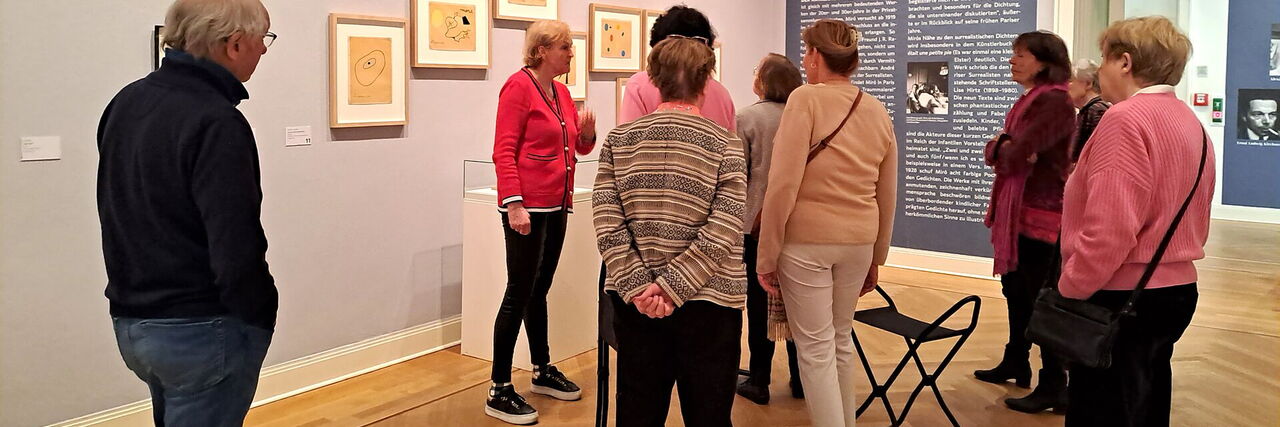 Clubmitglieder bei einer Führung durch eine Ausstellung mit Werken von Joan Miró
