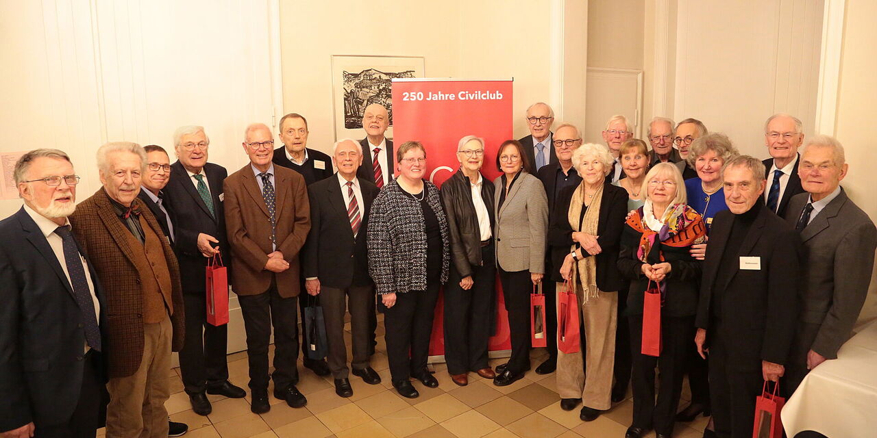 Gruppenfoto der ehrenamtlich engagierten Mitglieder 2025 vor dem Banner „250 Jahre Civilclub“