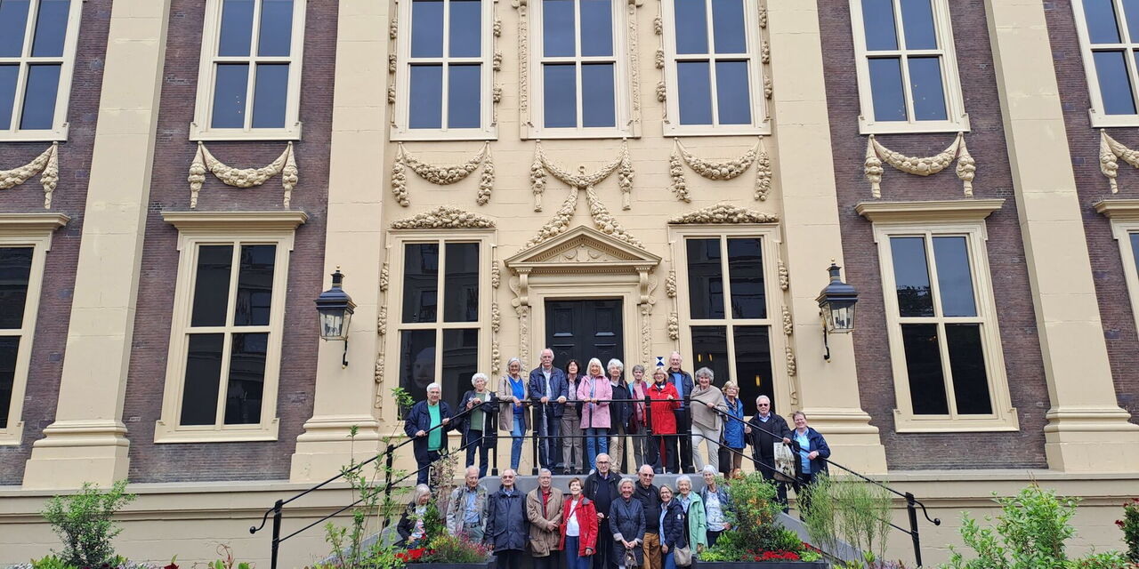 Reisegruppe auf der Treppe vor dem Mauritshuis in Den Haag