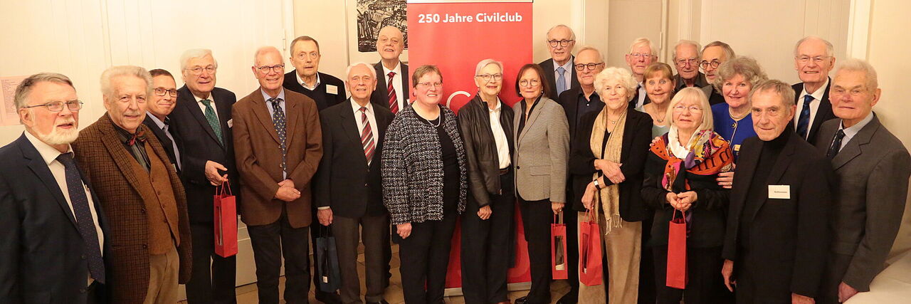 Gruppenfoto der ehrenamtlich engagierten Mitglieder 2025 vor dem Banner „250 Jahre Civilclub“