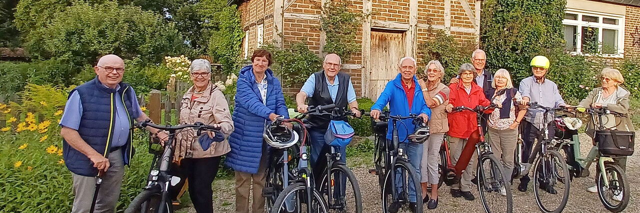 Teilnehmerinnen und Teilnehmer der Radtour 2023 mit ihren Fahrrädern vor einem Fachwerkhaus