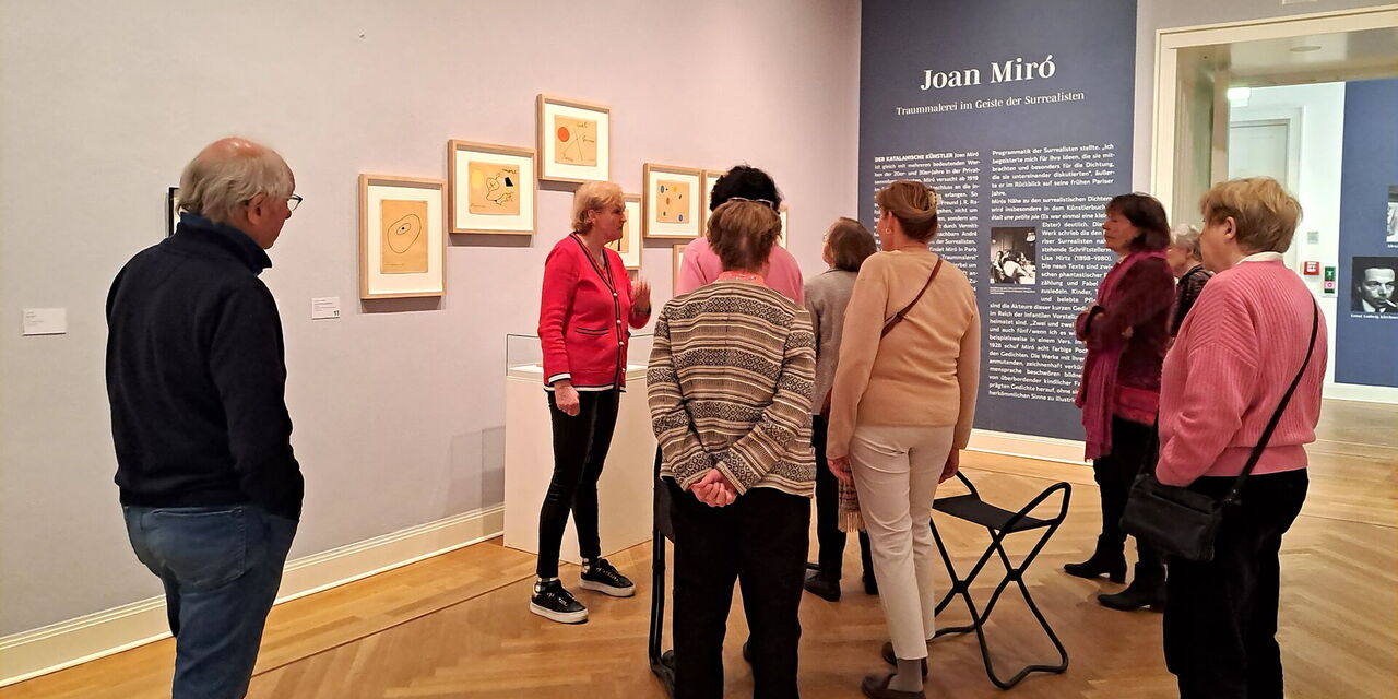 Clubmitglieder bei einer Führung durch eine Ausstellung mit Werken von Joan Miró