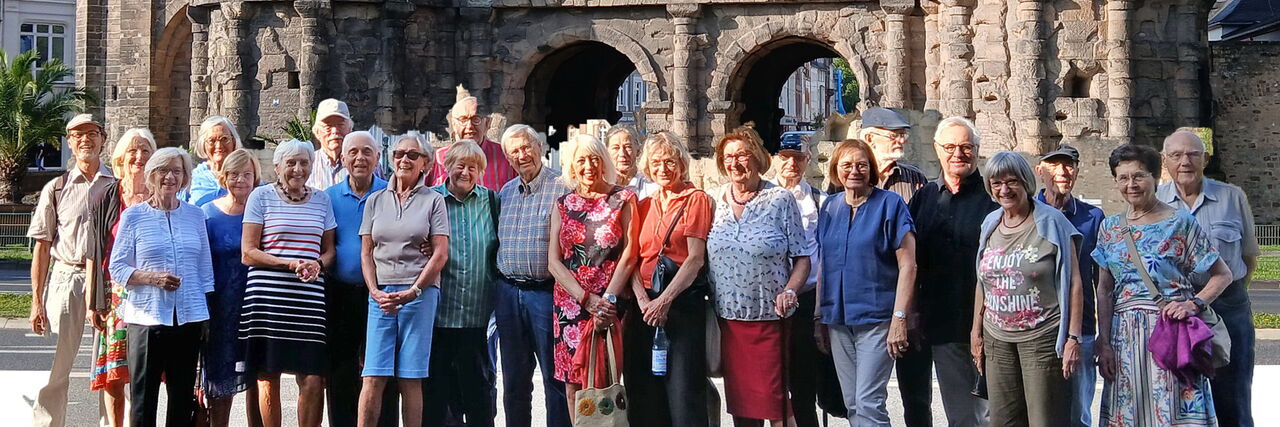 Gruppenfoto der Reisegruppe vor der Porta Nigra in Trier