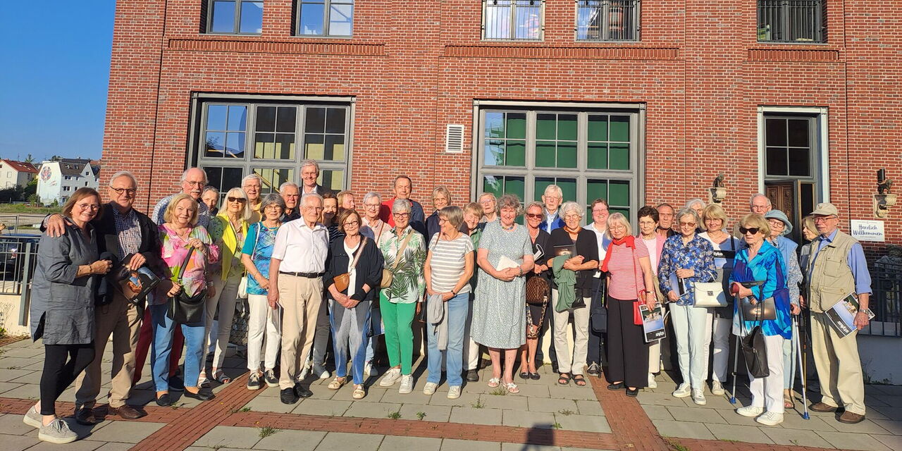 Gruppenfoto der Clubmitglieder bei einem Besuch bei Coppenrath