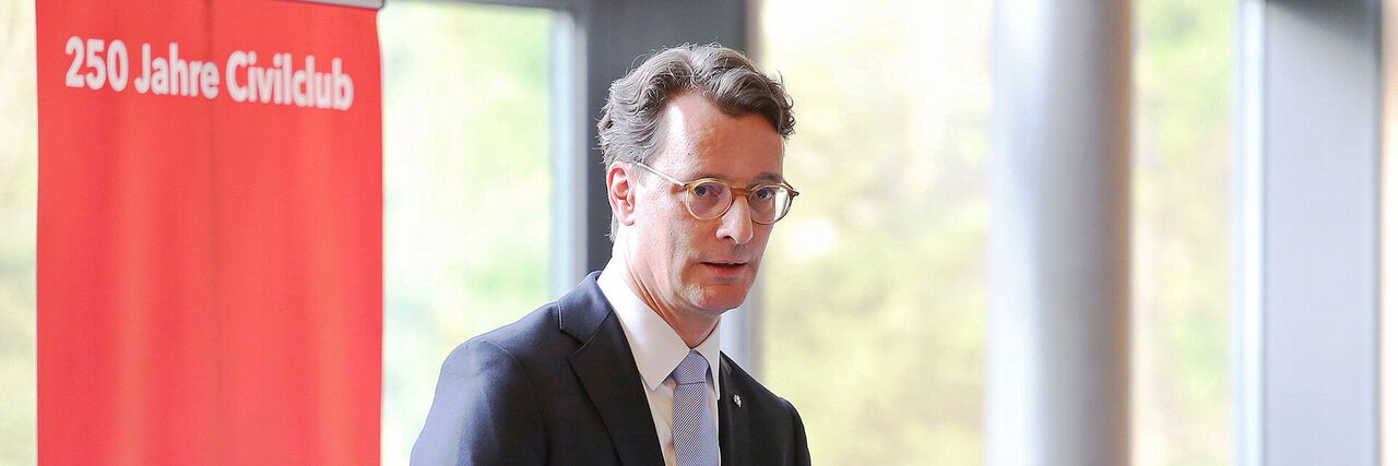 Ministerpräsident Hendrik Wüst spricht am Rednerpult vor dem Banner „250 Jahre Civilclub“