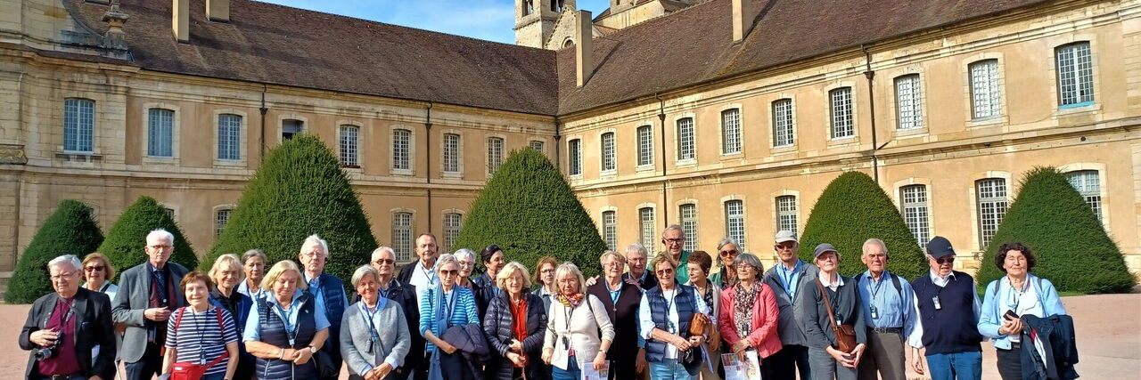 Reisegruppe vor der Abtei Cluny