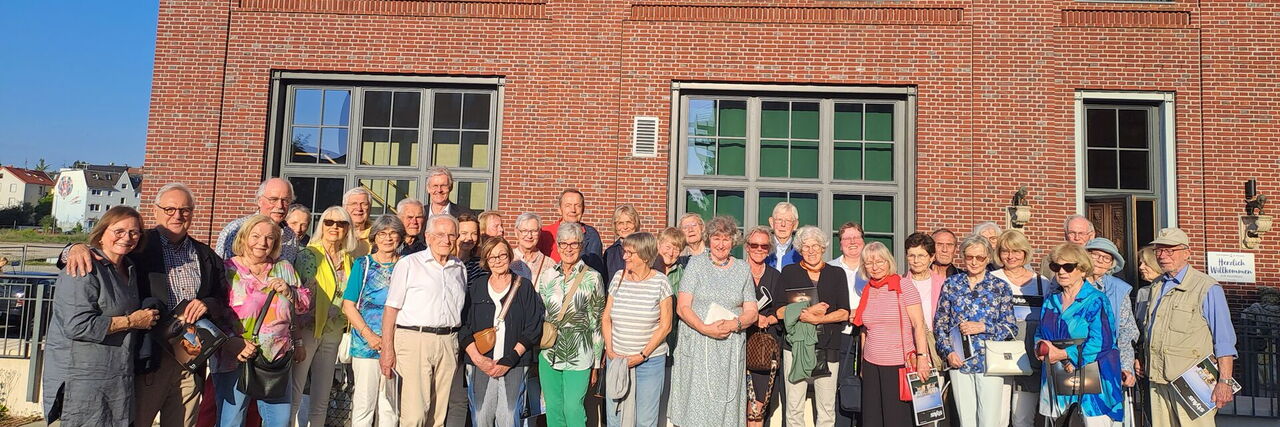 Gruppenfoto der Clubmitglieder bei einem Besuch bei Coppenrath