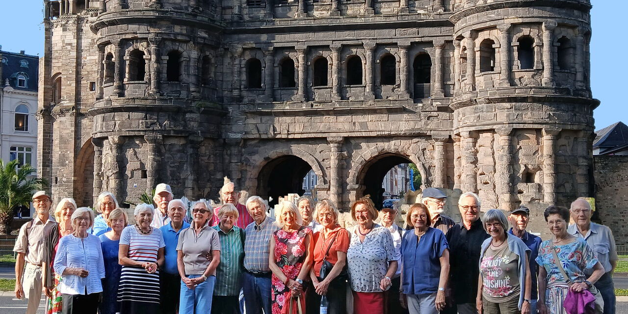 Gruppenfoto der Reisegruppe vor der Porta Nigra in Trier