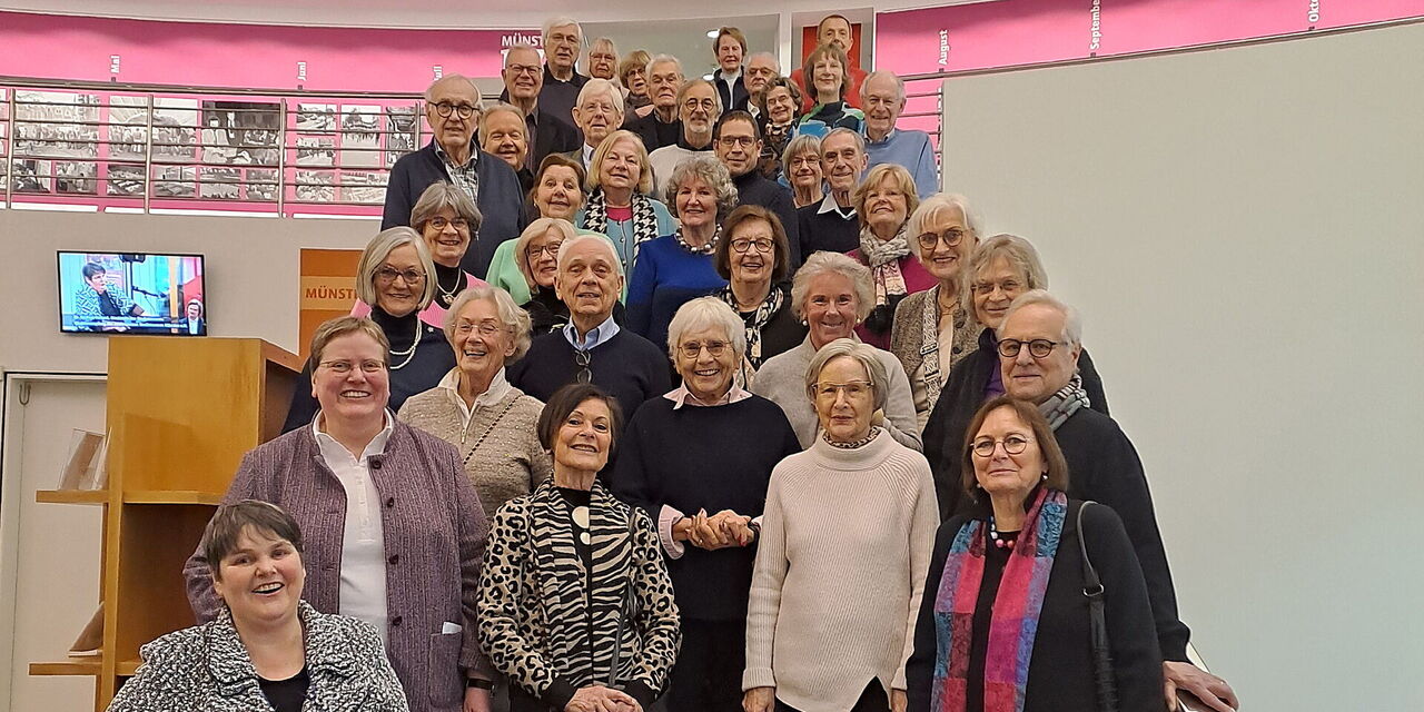 Gruppenfoto der Clubmitglieder auf der Treppe im Stadtmuseum Münster