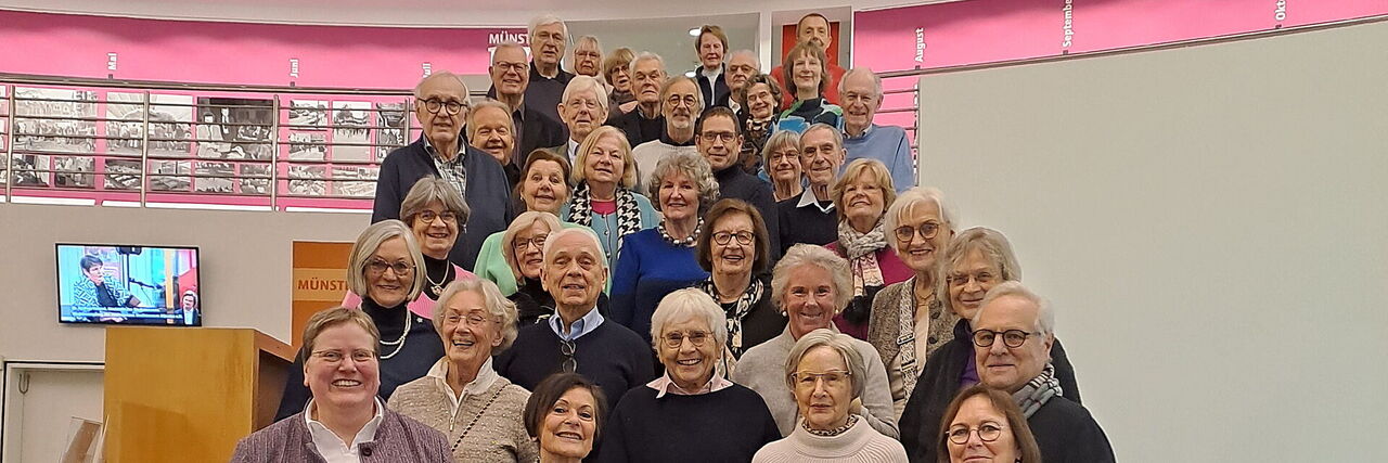 Gruppenfoto der Clubmitglieder auf der Treppe im Stadtmuseum Münster