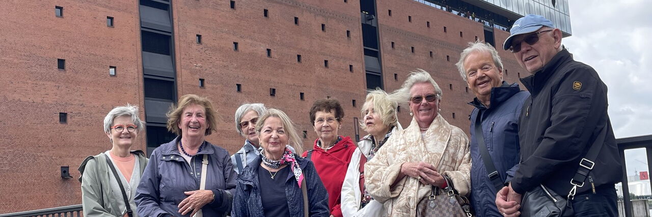 Gruppenfoto der Clubmitglieder vor der Elbphilharmonie in Hamburg