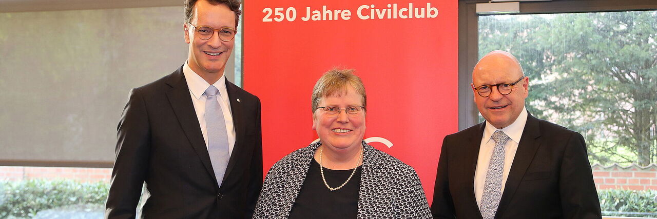 Hendrik Wüst, Präsidentin Michaela Heuer und Oberbürgermeister Markus Lewe vor dem Banner „250 Jahre Civilclub“