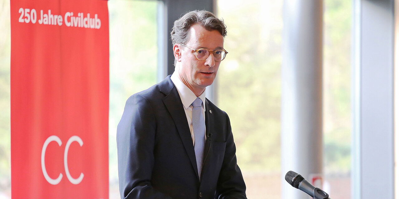 Ministerpräsident Hendrik Wüst spricht am Rednerpult vor dem Banner „250 Jahre Civilclub“