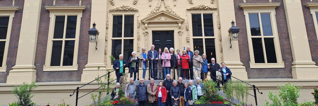 Reisegruppe auf der Treppe vor dem Mauritshuis in Den Haag