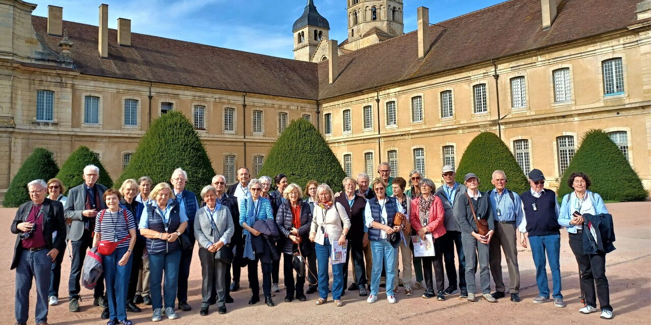 Reisegruppe vor der Abtei Cluny
