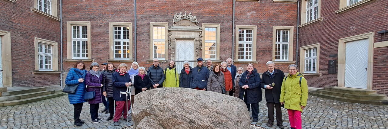 Gruppenfoto der Clubmitglieder im Innenhof des Geomuseums